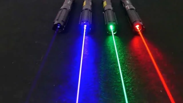 Pointeur laser 301 pro vert ultra puissant 1mw 532 + pile18650 offerte  pointer